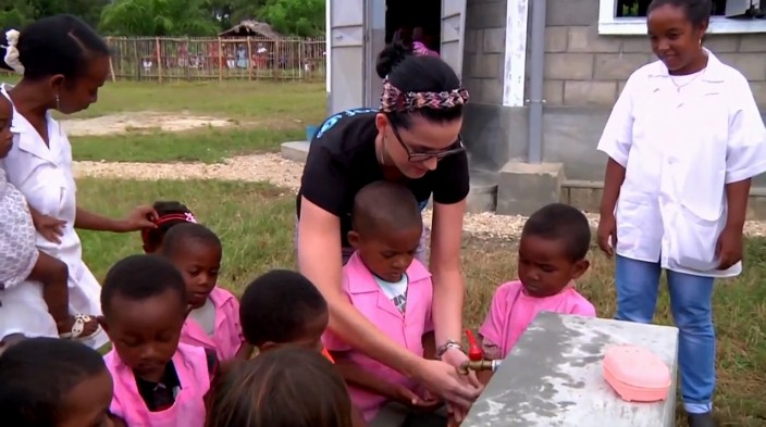 VIDEO. Quand la chanteuse américaine Katy Perry visite Madagascar