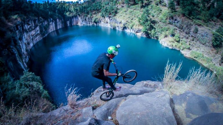 VIDEO. Les cascades de ce biker à Madagascar donnent le vertige