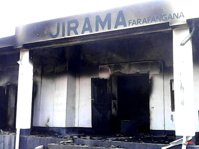 PHOTO. La population en a marre des délestages et incendie les locaux de la Jirama