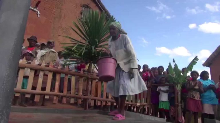 VIDEO. Regardez la joie de cette grand-mère quand elle accède à l’eau potable