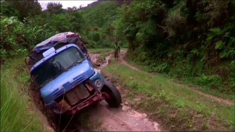 VIDEO. Ils ont réussi à conduire un vieux camion sur une route délabrée