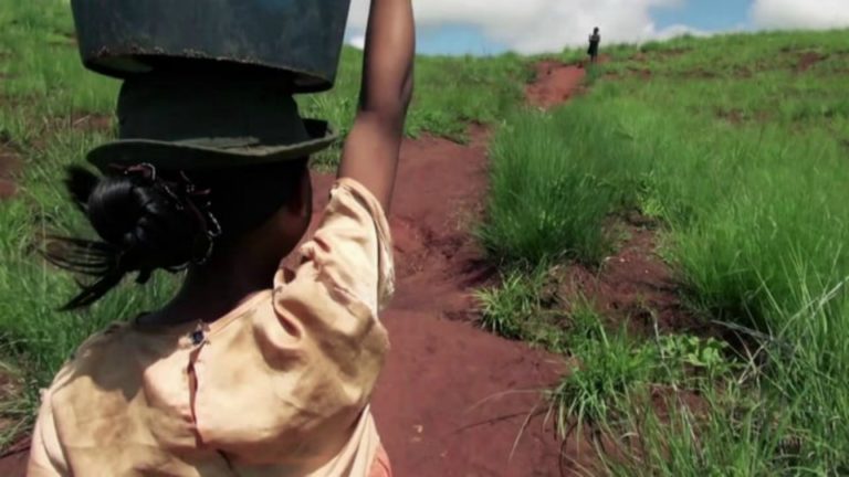 VIDEO. La petite Lala, 11 ans, recueille de l’eau depuis l’âge de 4 ans