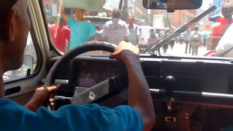 VIDEO. Quand un chauffeur de taxi met en garde un touriste vazaha