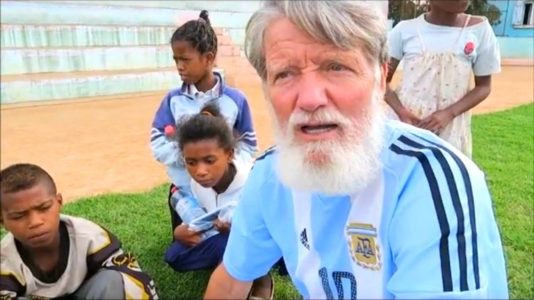 VIDEO. Quand le Père Pedro joue au football avec un maillot argentin