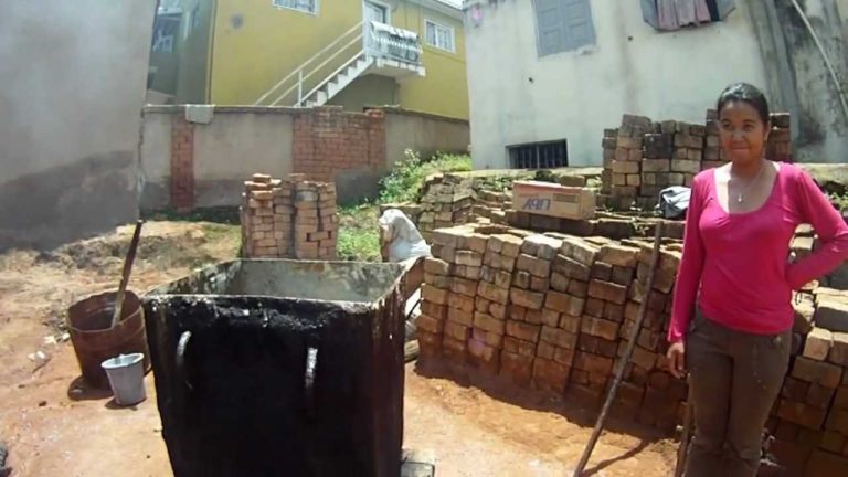 VIDEO. Un Malgache fabrique du savon artisanal dans sa cour pour gagner sa vie