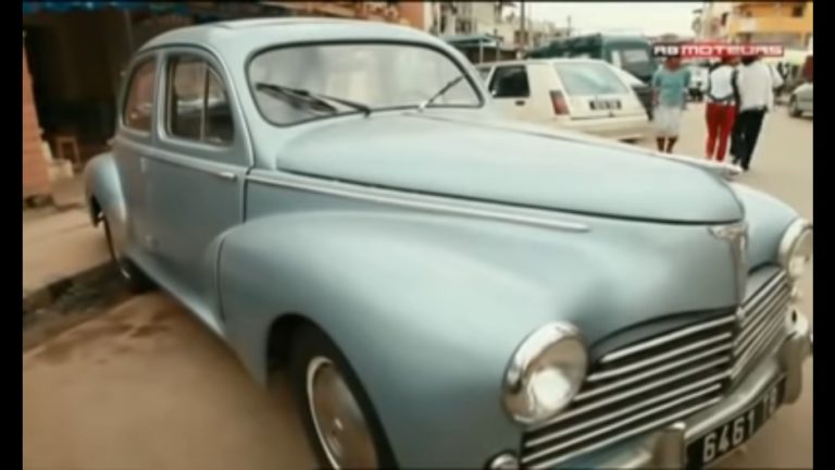 VIDEO. Quand les vieilles voitures européennes reprennent vie à Madagascar