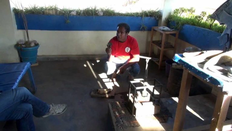 VIDEO. Voici comment les artisans de Madagascar travaillent la corne de zébu