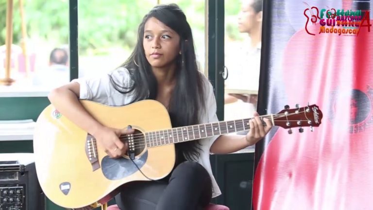 VIDEO. Quand une femme malgache joue « More than words » à la guitare
