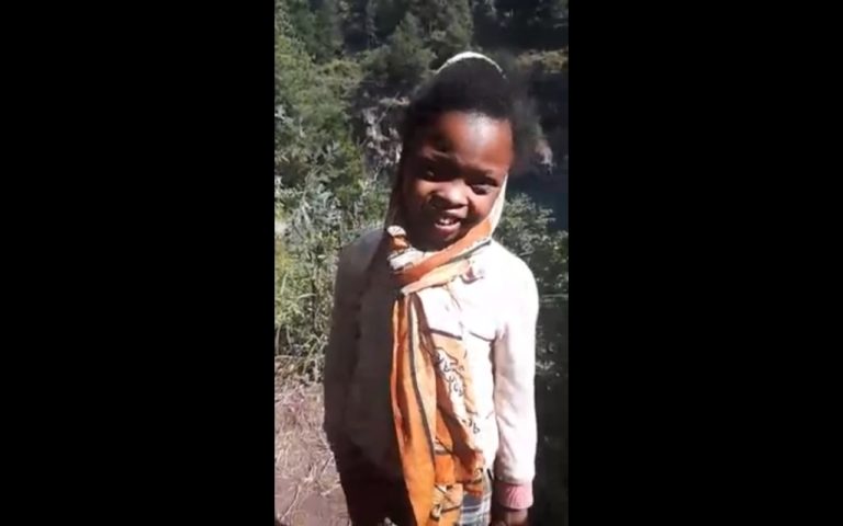 VIDEO. A 12 ans, cette petite fille parle en anglais et joue au guide touristique