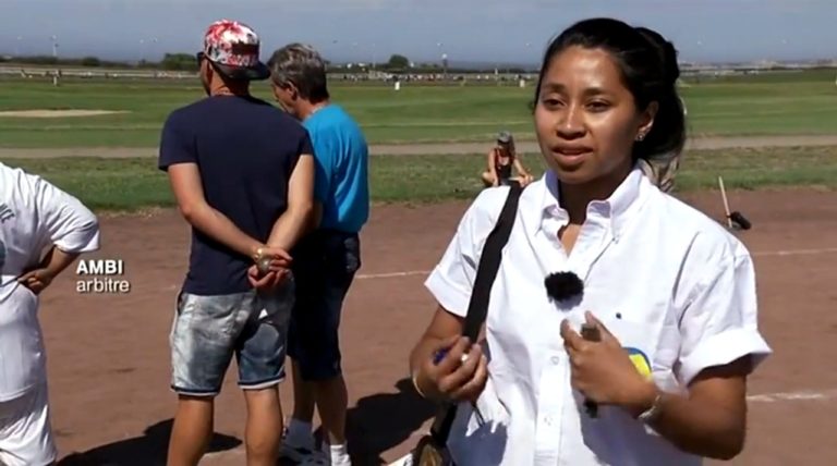 VIDEO. Une femme malgache arbitre des matchs de pétanque à Marseille