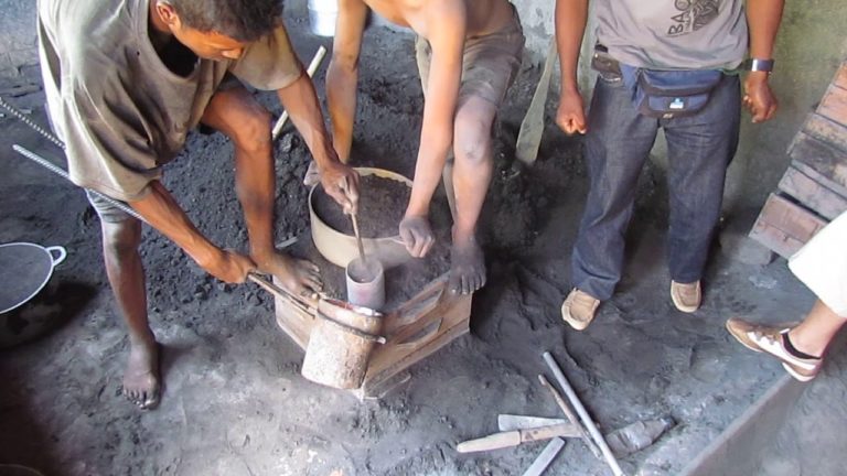 VIDEO. Comment les artisans malgaches fabriquent les marmites en aluminium