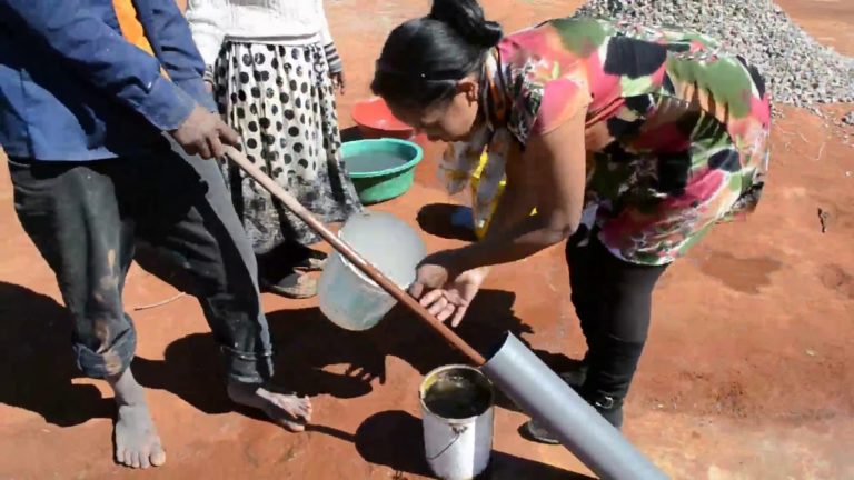 VIDEO. Ces Malgaches ont trouvé un système ingénieux pour pomper de l’eau