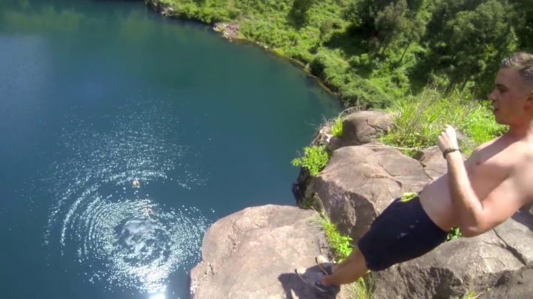 VIDEO. Des vacanciers font un saut de 17 mètres au-dessus d’un lac sacré à Antsirabe