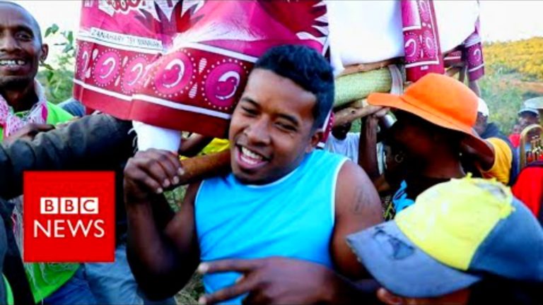 VIDEO. La tradition malgache du « Famadihana » vue par BBC