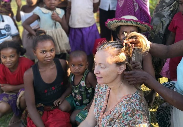 PHOTO. Quand Valérie Trierweiler se fait coiffer à Madagascar