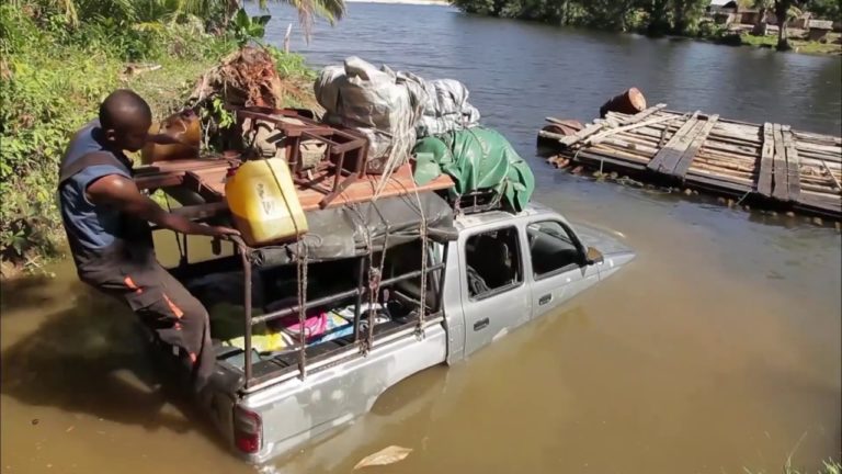 VIDEO. Ce taxi-brousse tombé à l’eau sur une route malgache va-t-il redémarrer ?
