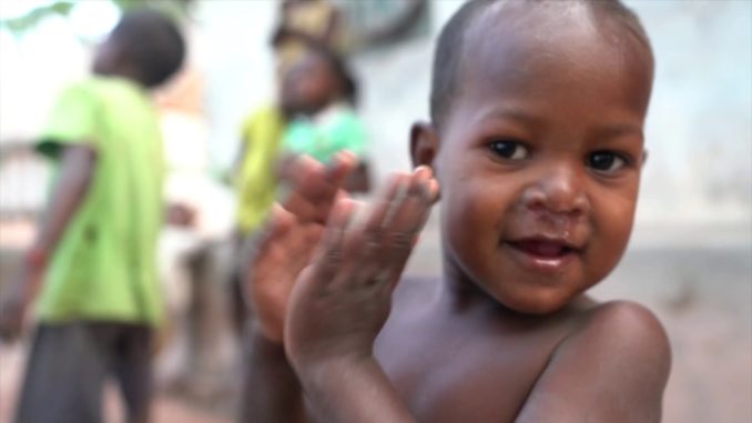 VIDEO. Un reportage sur ces enfants qui fabriquent du charbon à Madagascar
