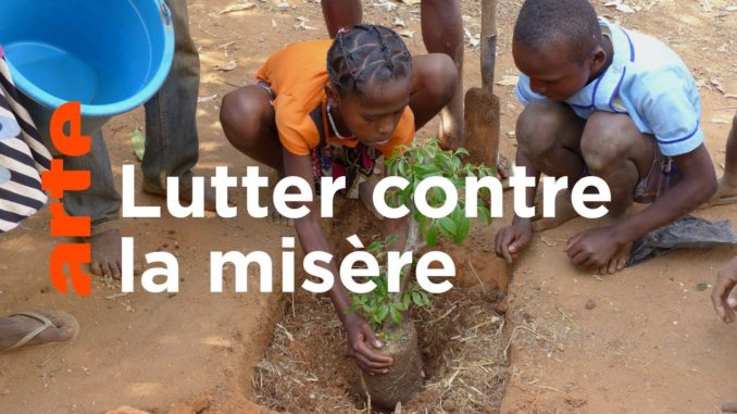 VIDEO. A la retraite, cette femme malgache revient pour aider son village natal