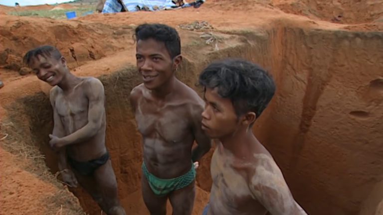 VIDEO. Un reportage au coeur des mines de saphir de Madagascar