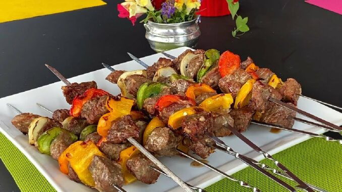 VIDEO. La recette des brochettes de boeuf mariné à griller au barbecue